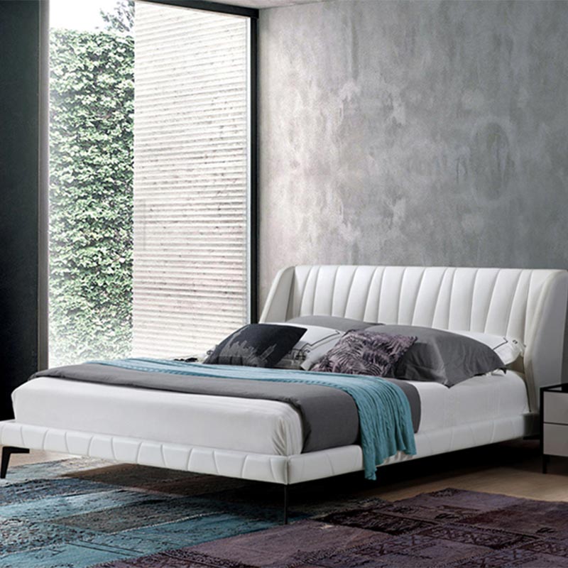 Mäkká posteľ z borovicového dreva a kože, šetrná k životnému prostrediu